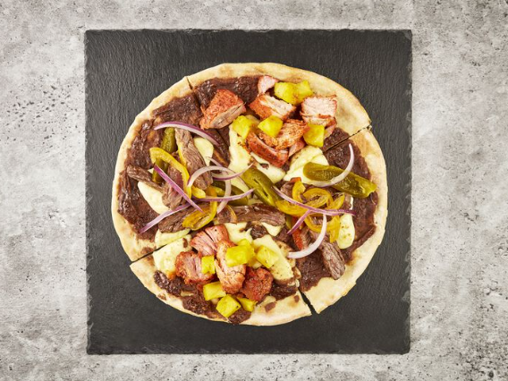 Una pizza servida en Pizza Hut cerca de los hoteles Fiesta Americana