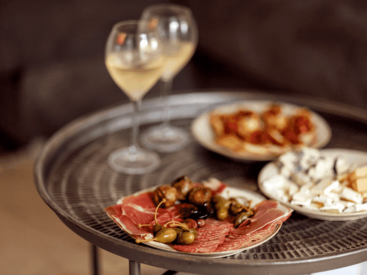 two-glasses-of-wine, ham and cheese