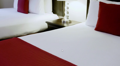 Twin beds in a Deluxe Double Room at Artmore Hotel
