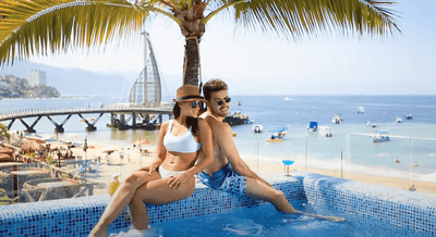 pareja en piscina con vista a atracciones en puerto vallarta