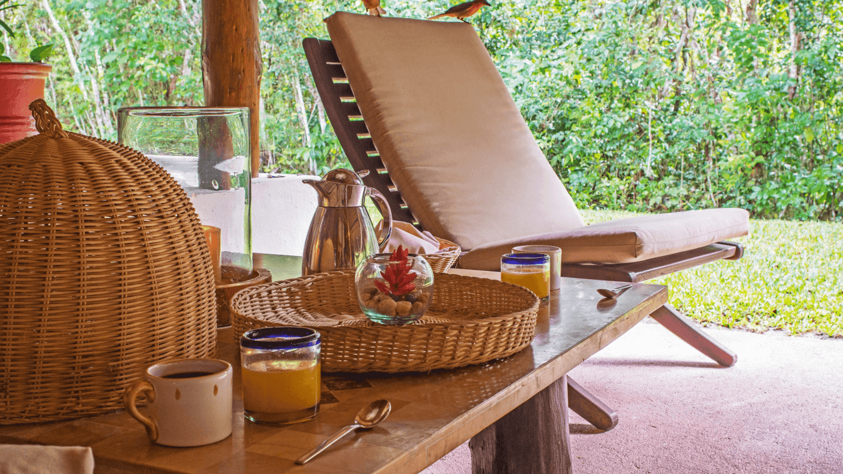 Herbal tea & fresh juice served by a lounge at Fiesta Americana