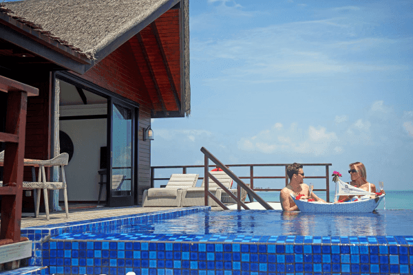 Grand Park Kodhipparu Maldives - A couple in the pool enjoying the floating breakfast