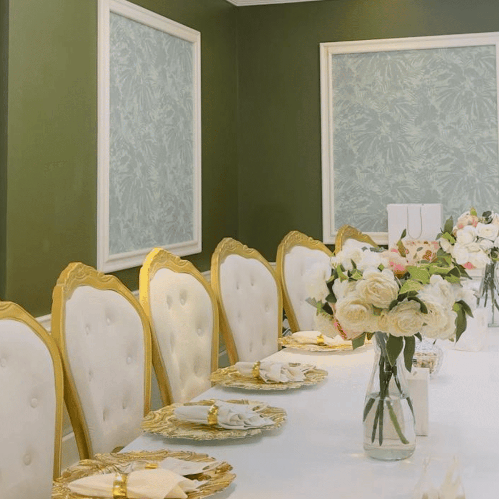 قاعة إميرالد أنيقة مع طاولات مزينة في فندق ورويك الدوحة.