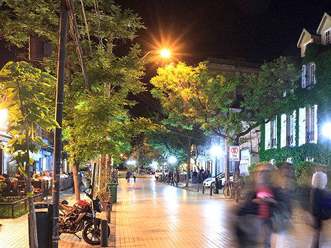 View of city streets at night near Hotel Boutique Le Reve