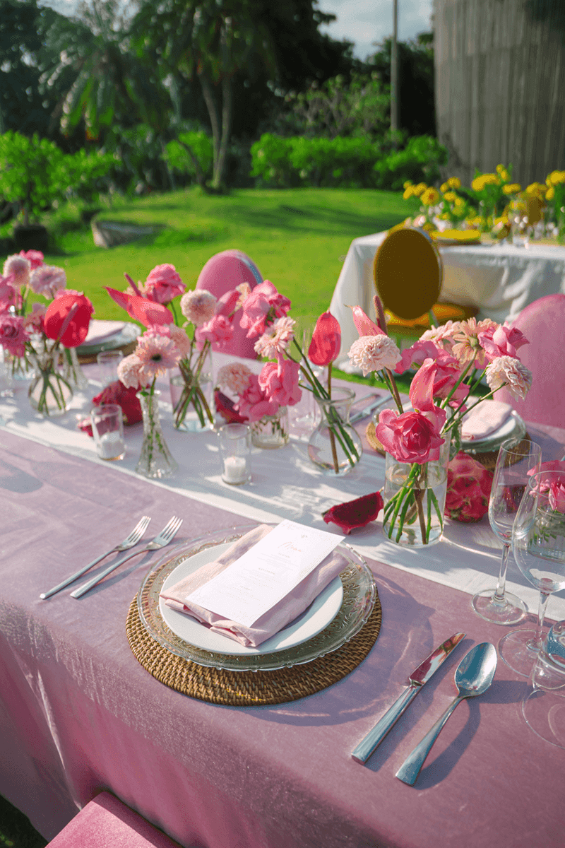 Meja makan luar ruangan dengan makan malam mewah di Peppers Seminyak