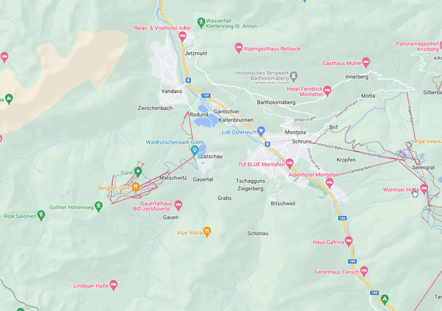 Mappa interattiva di una regione montuosa con località, strade e sentieri segnati.