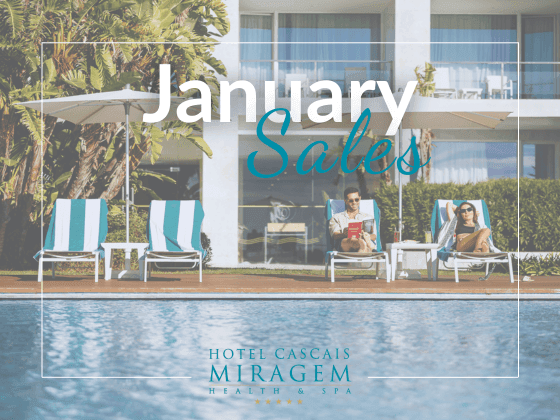 Casal a relaxar à beira da piscina de um hotel de luxo em Cascais, perto de Lisboa, com texto de promoção de janeiro.