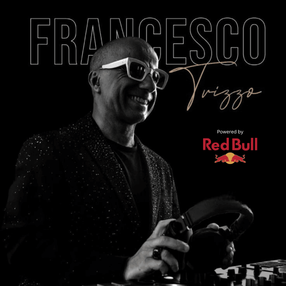 DJ mit weißer Sonnenbrille und Kopfhörern bei Trizza DJ Set, präsentiert von Red Bull