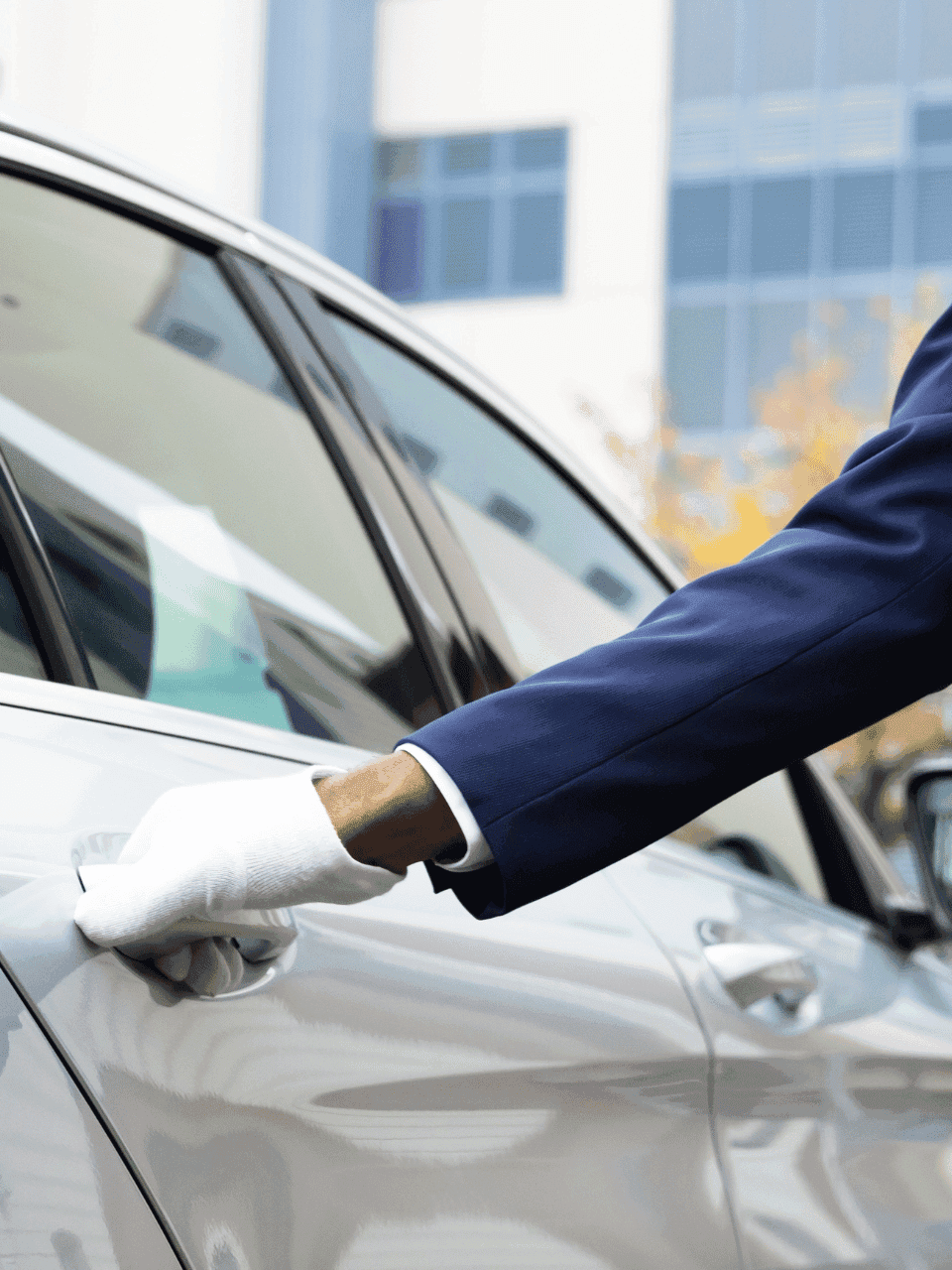 Gros plan sur un chauffeur de taxi ouvrant la porte pour le service de voiturier au Warwick Le Crystal.