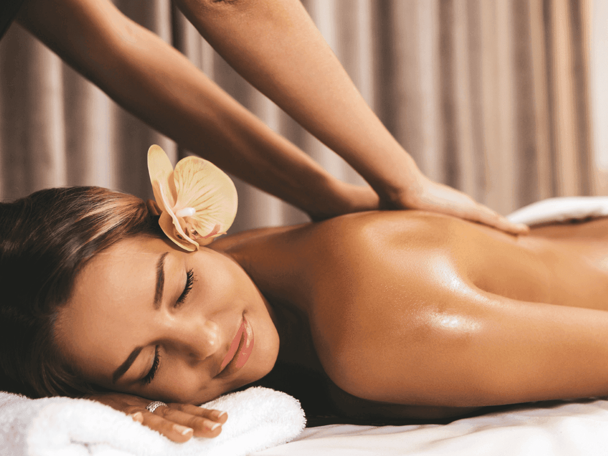 Lady having a oil massage in the Spa at Ana Hotels