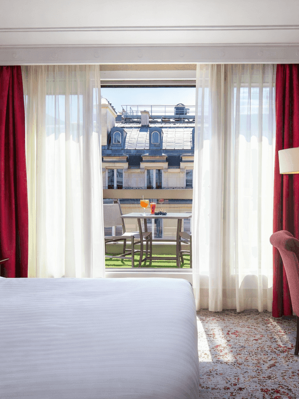 Chambre Deluxe avec terrasse à l'hôtel Warwick Champs-Élysées Paris, à Paris.