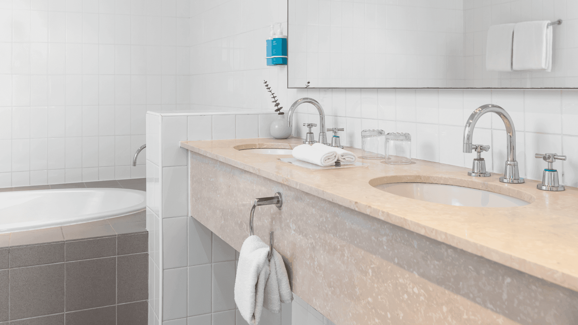 Double basin in Superior Suite