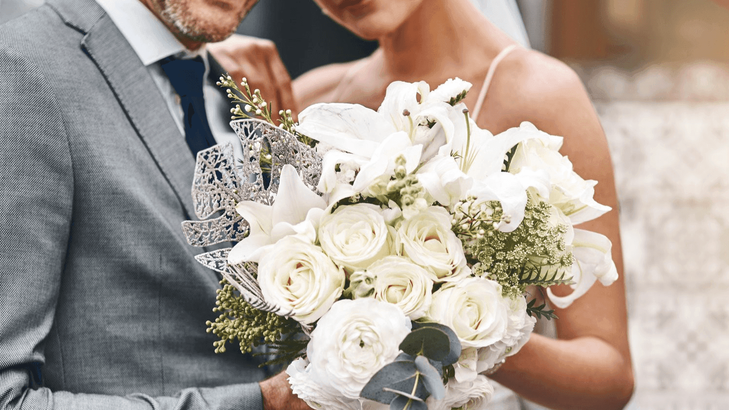 Wedded couple with a Flower bouquet at FA Cozumel