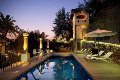 Serena piscina en la azotea del Hotel Aubrey, con tumbonas y sombrillas, hotel con piscina en la azotea en Santiago