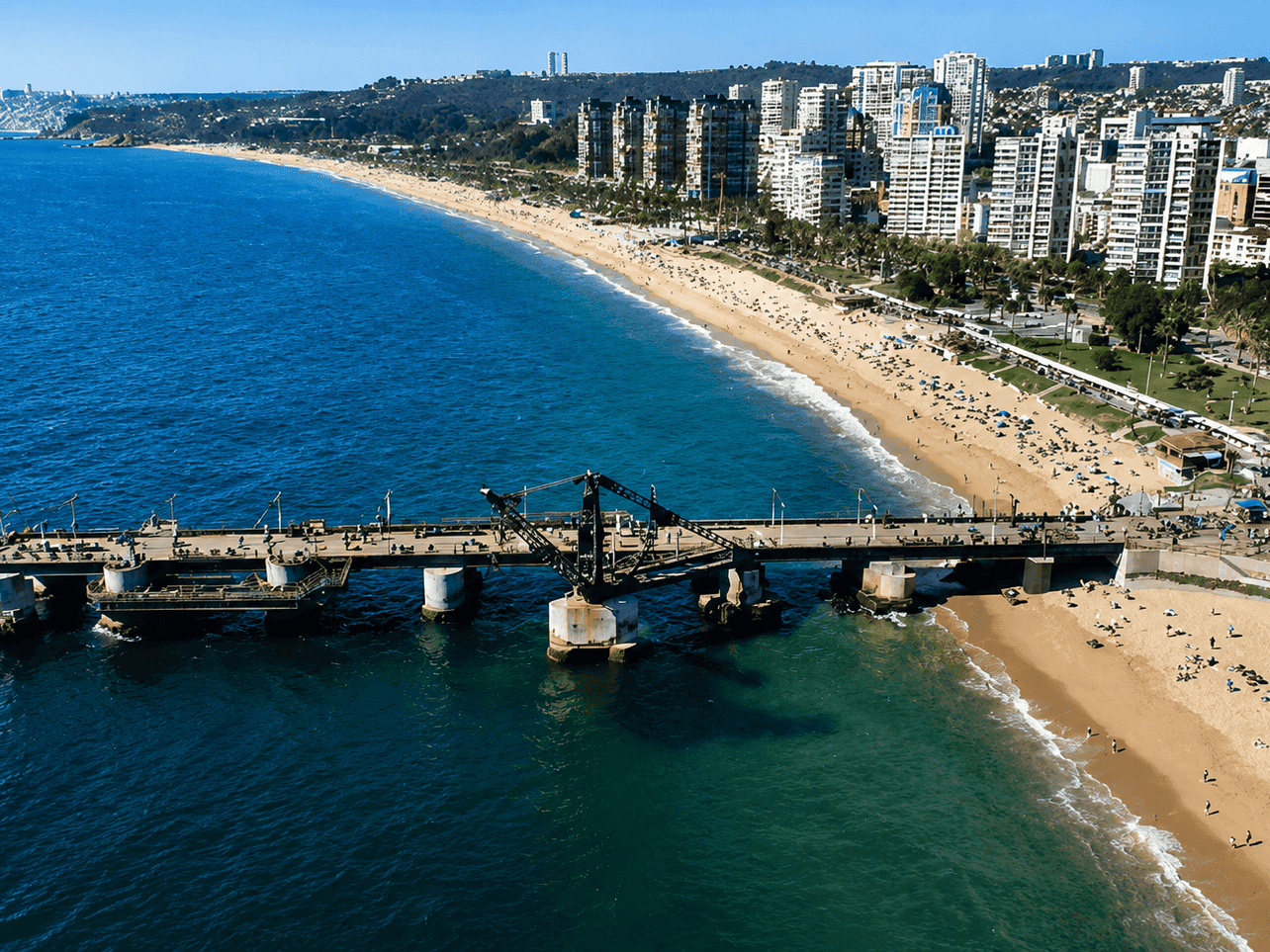 Muelle sobre el océano hacia Playa El Sol y Playa Acapulco con vistas de la ciudad cerca de Veranda Hotel