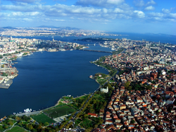 Goldenes Horn: Malerische Wasserstraße mit historischen Wahrzeichen, atemberaubenden Aussichten und lebendiger Atmosphäre. 