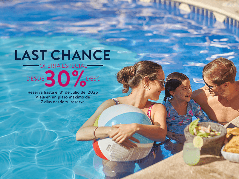 Familia en piscina con oferta de descuento del 30% hasta el 31 de julio de 2025.