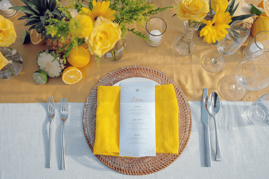 Tempat makan mewah dengan dekorasi kuning dan putih di Peppers Seminyak