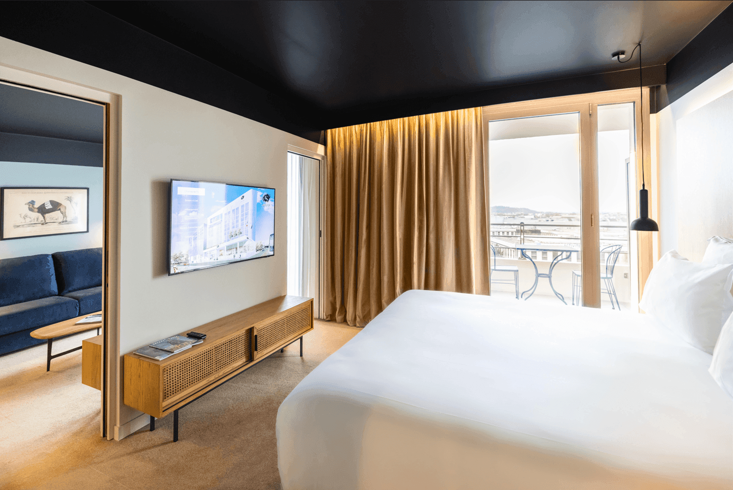 King bed & TV in an Apartment at Kopster Hotel Paris Ouest Colombes