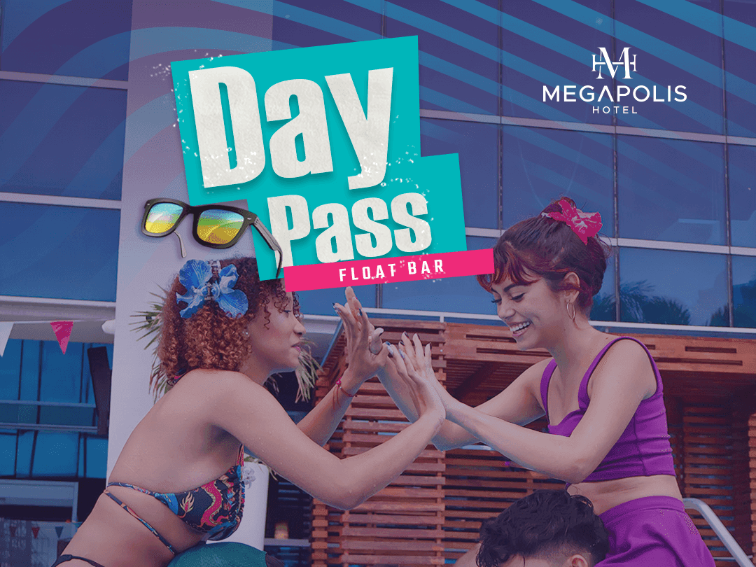 personas en piscina con texto 