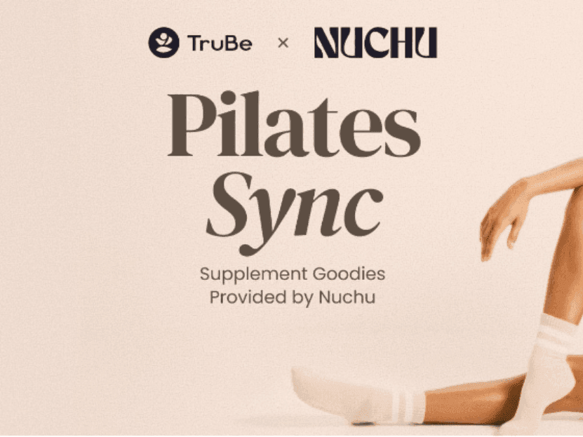 Uma pessoa a relaxar após uma aula de Pilates Sync, com um texto que descreve a parceria com a TruBe e a Nuchu.