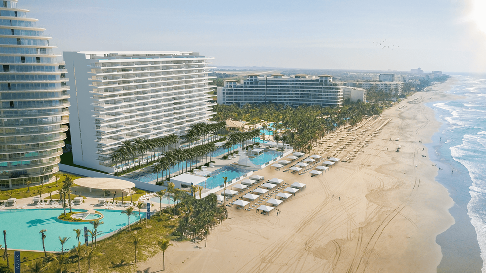 Vista aérea del hotel y playa en Live Aqua Resorts
