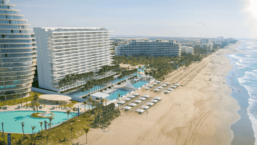 Vista aérea del hotel y playa en Live Aqua Resorts