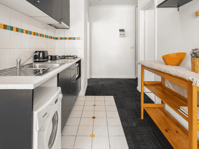 339 Swanston - Kitchen & Entrance