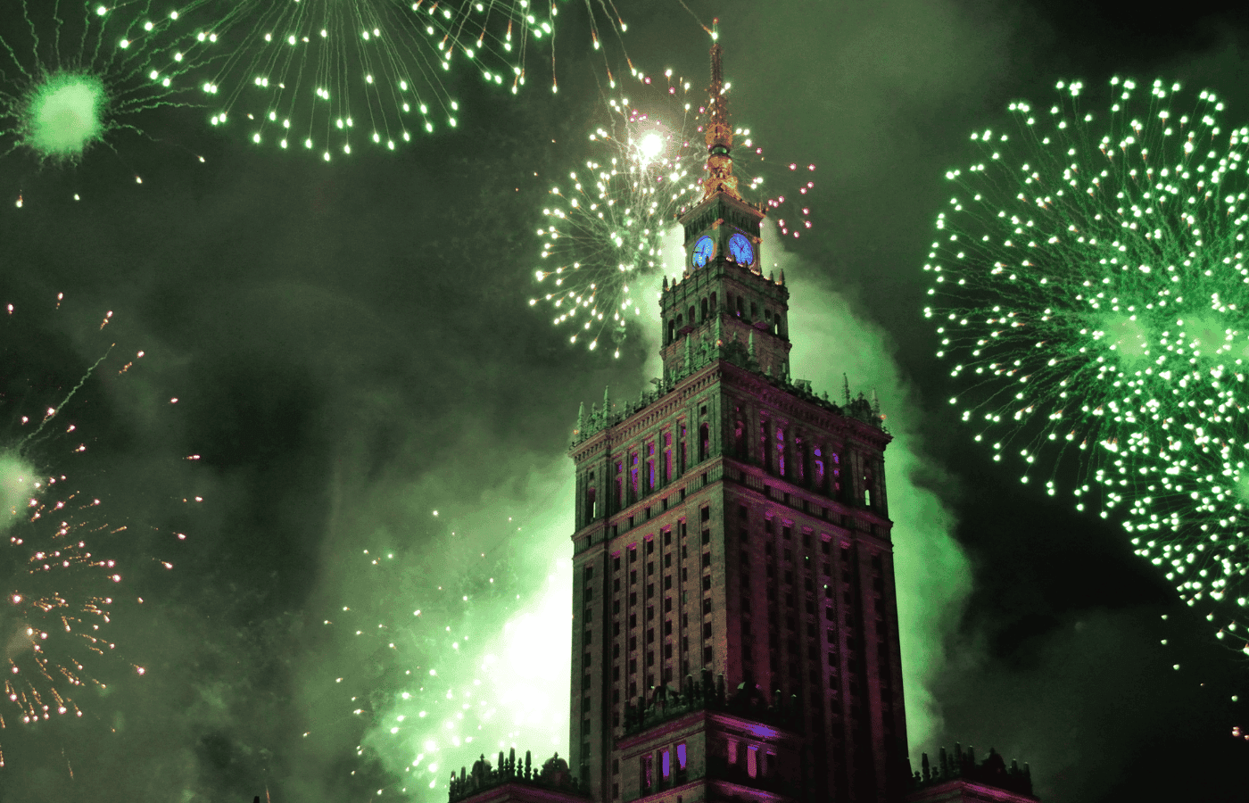 Fajerwerki nad Pałacem Kultury i Nauki w noc sylwestrową