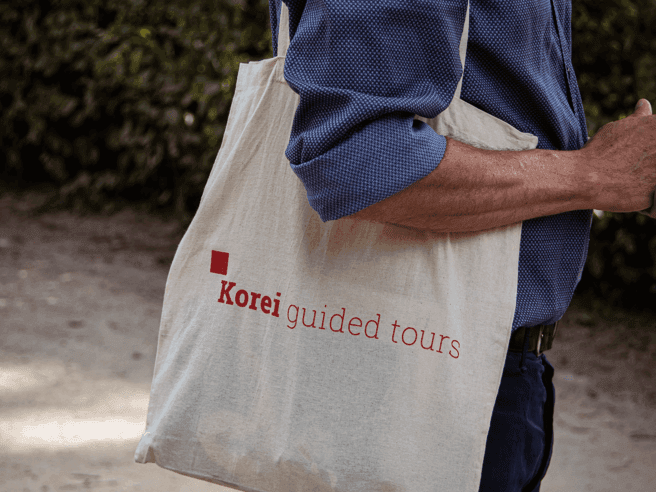 Un homme tenant un sac Korei Guided Tours à l'Hôtel Brussels