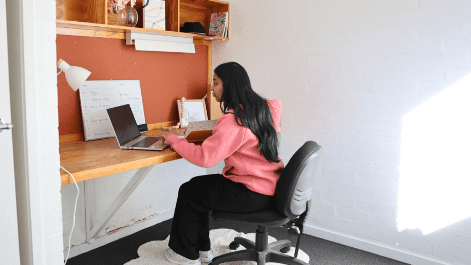 UniLodge Campus West - Buru- Study Desk