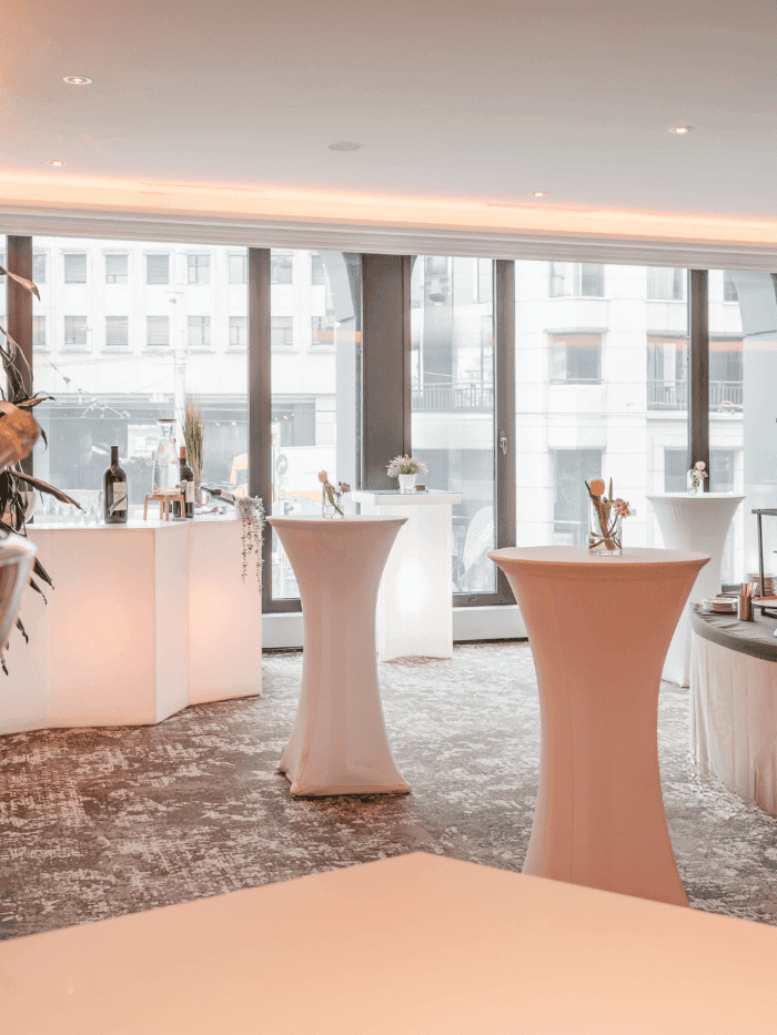 Des présentations de boissons raffinées et de grandes baies vitrées offrant une vue sur la ville au Foyer Mezzanine du Warwick Geneva