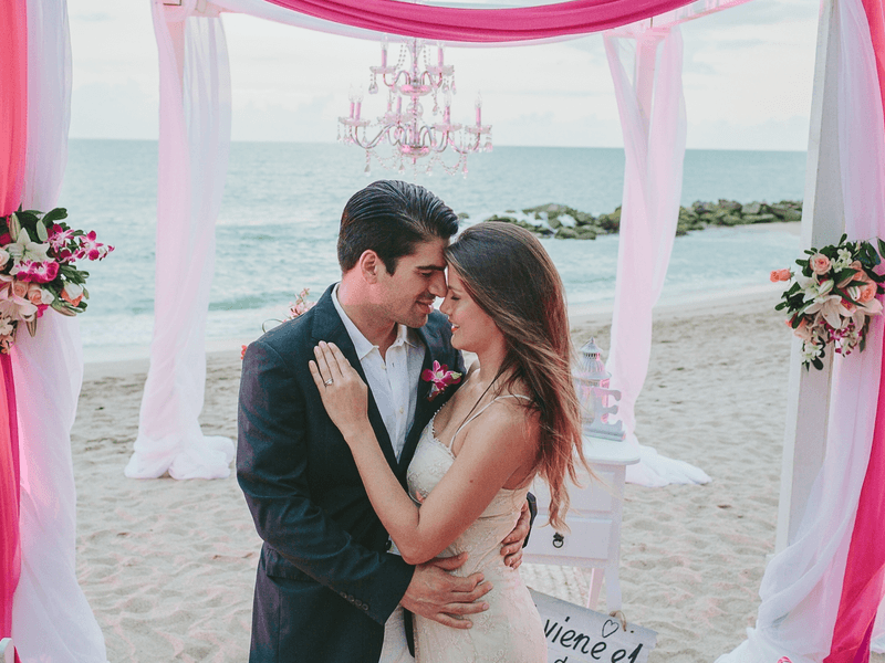 Wedded couple in the beach at Fiesta Americana Puerto Vallarta