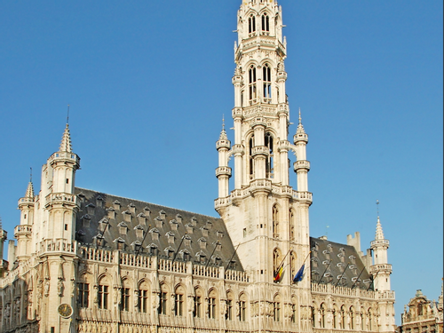 La vue extérieure de l'Hôtel de Ville près de l'Hôtel Brussels