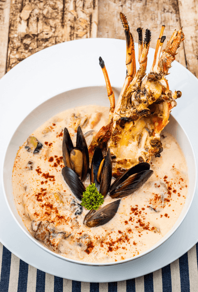 Crab and mussels dish served on a white plate at Hotel Isla Del Encanto