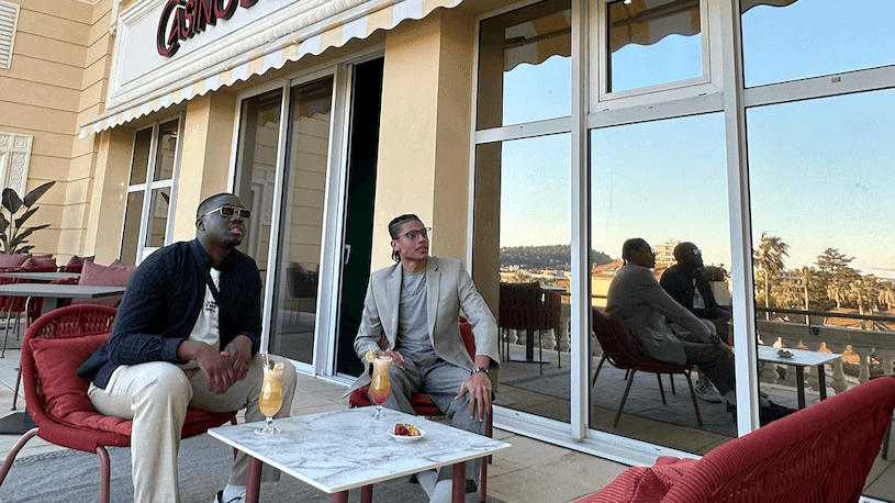 Deux hommes terrasse Casino de Hyères