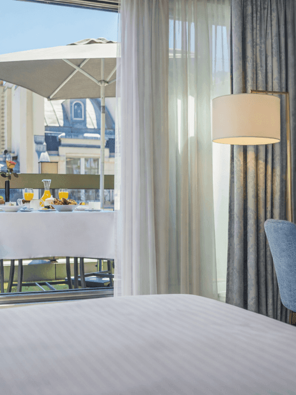 Chambre Deluxe avec terrasse à l'hôtel Warwick Champs-Élysées Paris, à Paris.