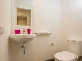 6 Bed Showroom Bathroom3