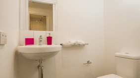 6 Bed Showroom Bathroom3