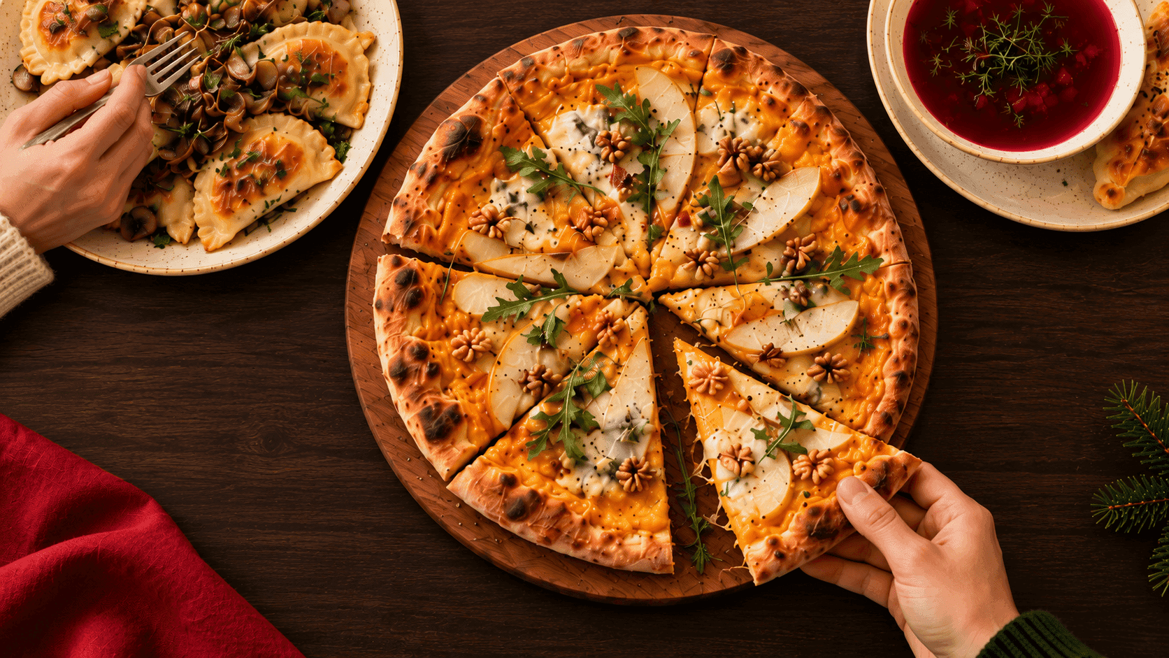Świąteczny stół: pizza z gruszką i orzechami, pierogi i barszcz czerwony