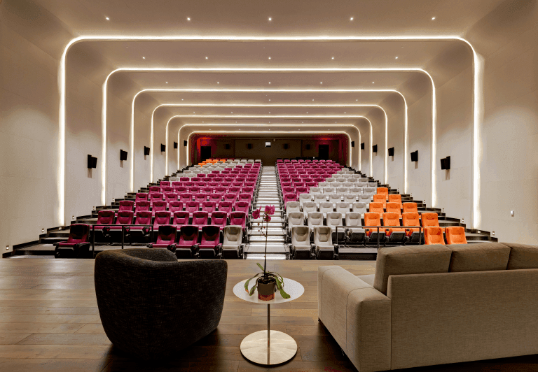 Intérieur du cinéma spacieux avec des fauteuils confortables à l'hôtel X Toronto