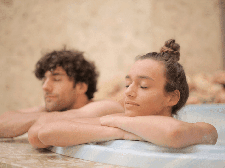 A couple relaxing in the Jacuzzi at Ana Hotels Bradul Poiana Braşov