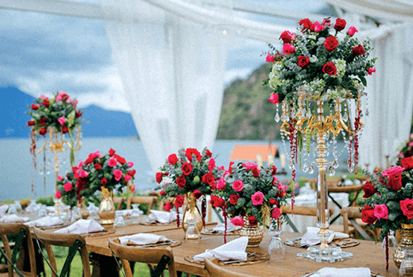 Roses wedding table décor outdoors at Hotel Atitlan