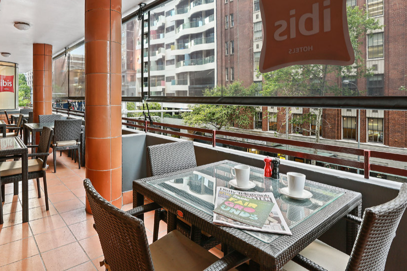 Dining area in a restaurant at ibis Sydney World Square Hotel