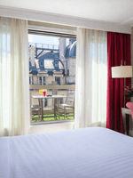 Chambre Deluxe avec terrasse à l'hôtel Warwick Champs-Élysées Paris, à Paris.