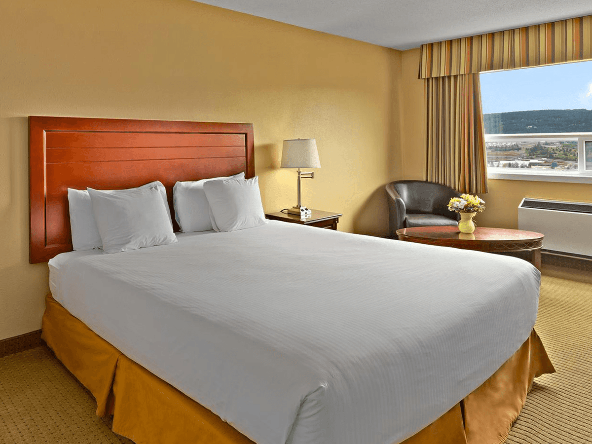 King bed guest room in Williams Lake, BC - Coast Fraser Inn