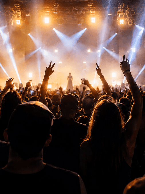 Foule enthousiaste lors d'un concert avec une ambiance festive sur scène