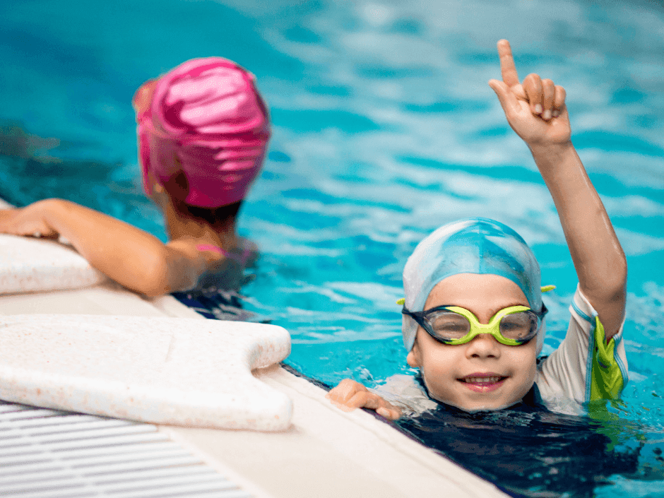 Schwimmunterricht in Dubai mit einem Kinderschwimmer im Pool