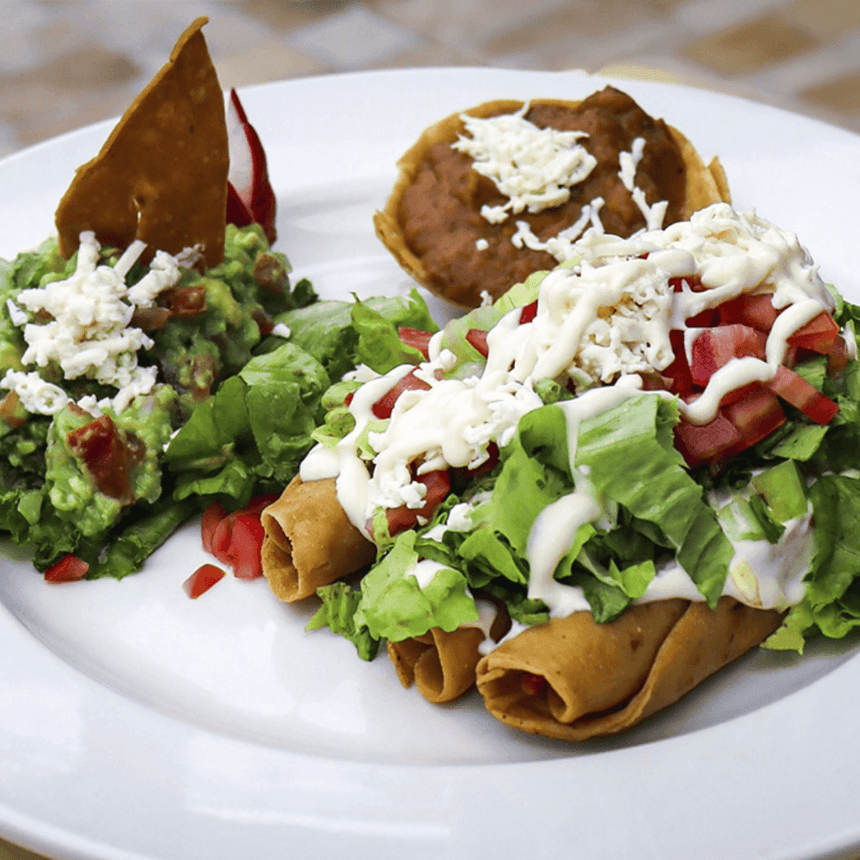 Taquitos mexicanos y tostada con lechuga, crema, queso y frijoles refritos en La Pérgola de Araiza Palmira 
