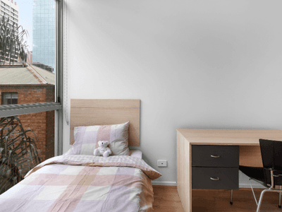 Studio w/ Floorboards - Desk & Bed